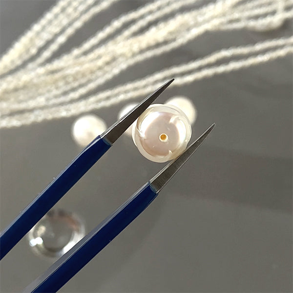【淡水パール】 (薔薇 カービング) 片穴タイプ 大きさ 約9mm 厚み 約8mm 穴径 約0.7mm 1ペア