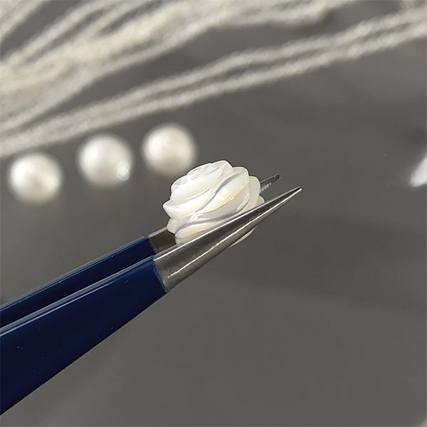 【淡水パール】 (薔薇 カービング) 片穴タイプ 大きさ 約9mm 厚み 約8mm 穴径 約0.7mm 1ペア