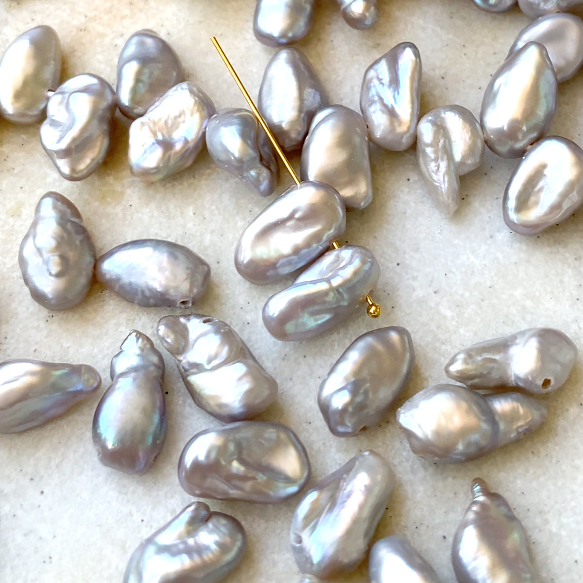 Freshwater pearl (chip, poppy, petal) Gray Size: Approx. 5-6 x 9-10 mm Hole diameter: Approx. 0.4-0.5 mm