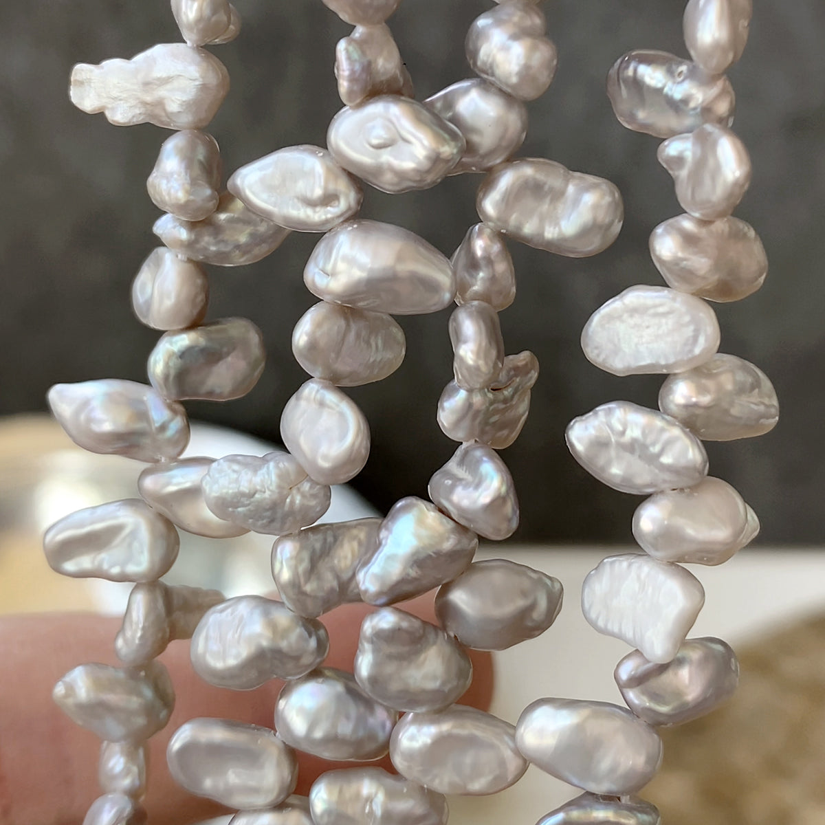 Freshwater pearl (chip, poppy, petal) Gray Size: Approx. 5-6 x 9-10 mm Hole diameter: Approx. 0.4-0.5 mm