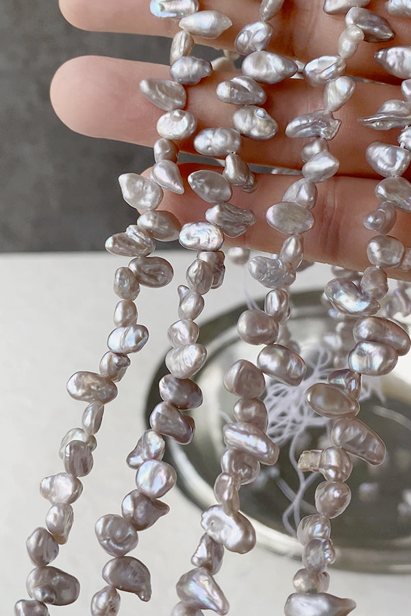 Freshwater pearl (chip, poppy, petal) Gray Size: Approx. 5-6 x 9-10 mm Hole diameter: Approx. 0.4-0.5 mm