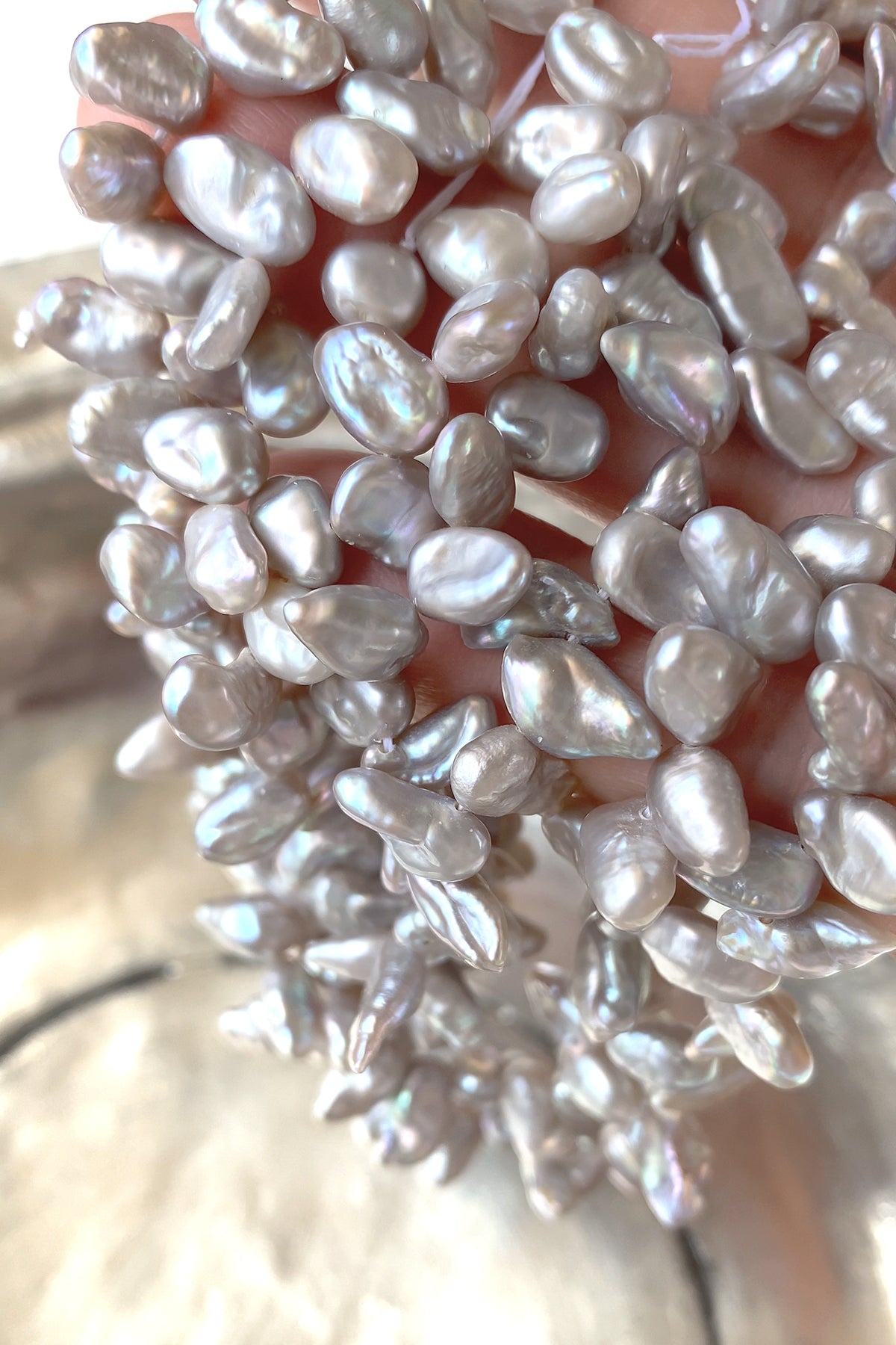 Freshwater pearl (chip, poppy, petal) Gray Size: Approx. 5-6 x 9-10 mm Hole diameter: Approx. 0.4-0.5 mm