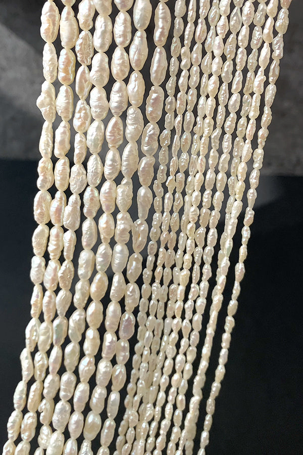淡水パール (ライス ライスバロック ロングライス) 大きさ 約8.5~9×4.5~5mm 穴径 約0.4~0.5mm 約45~48個 約40cm
