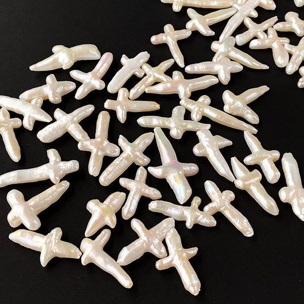 【淡水パール】 (クロス) 大きさ 約28~38×18~24mm 穴径 約0.4~0.5mm