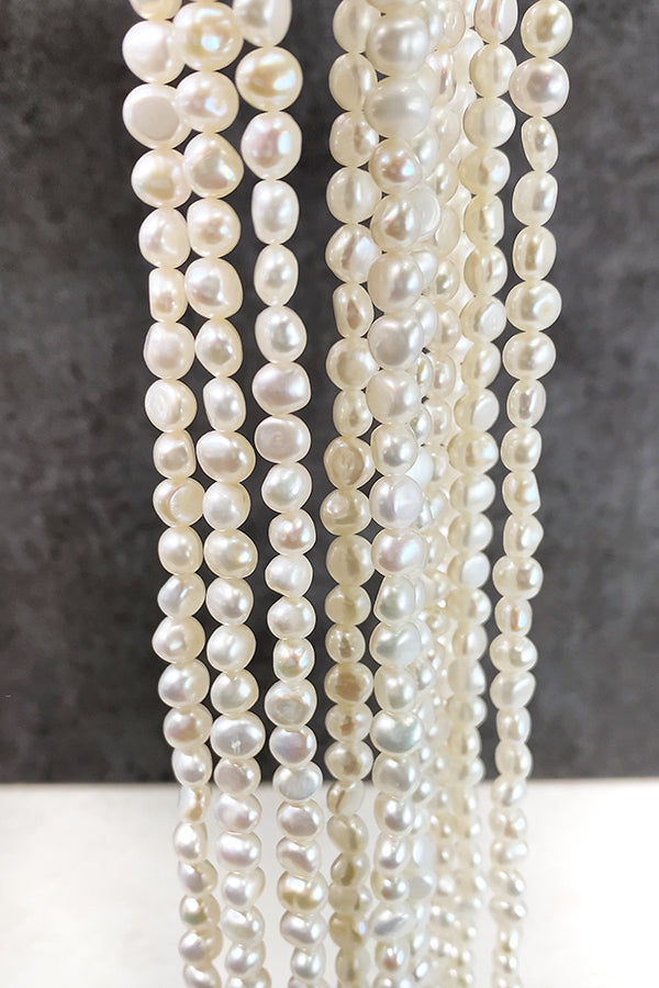 【淡水パール】 (フラットポテト) 大きさ 約6~7×7~8mm 穴径 約0.5mm 約50~52個 約35cm