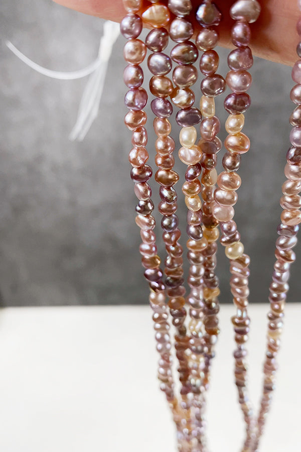 【Freshwater Pearl】 (Flat Potato Mini Baroque) Natural Pink Mix Size: Approx. 3.7-4.2 x 4.5-5mm Hole Diameter: Approx. 0.4-0.5mm 1 Strand: Approx. 38cm, Approx. 95 beads