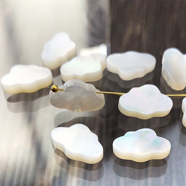 Mother of Pearl (Cloud) Size approx. 11 x 7mm Hole diameter approx. 0.7mm 1 piece