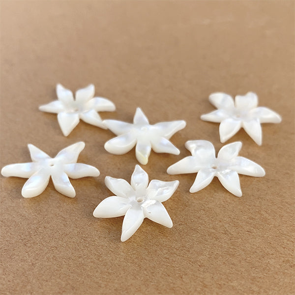 マザーオブパール (百合 ユリ ゆり) 大きさ 約12.5×16mm 穴径 0.7mm 1個