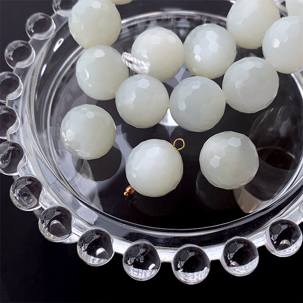 Moonstone (round cut) Size: approx. 14mm Hole diameter: approx. 0.6-0.8mm