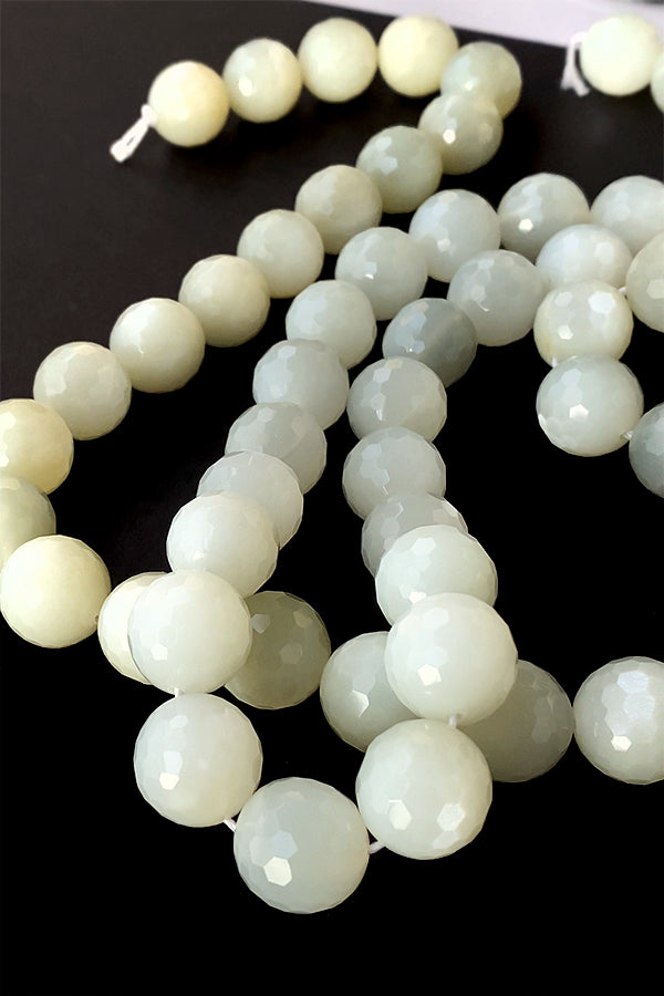 Moonstone (round cut) Size: approx. 14mm Hole diameter: approx. 0.6-0.8mm