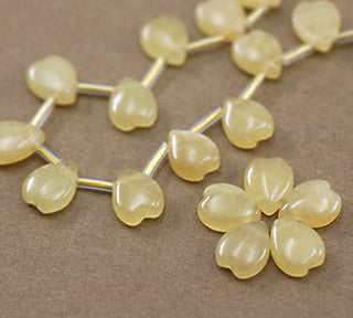 Yellow Jade (petals) Size: approx. 8 x 10 mm Hole diameter: approx. 0.4-0.5 mm 10 pieces