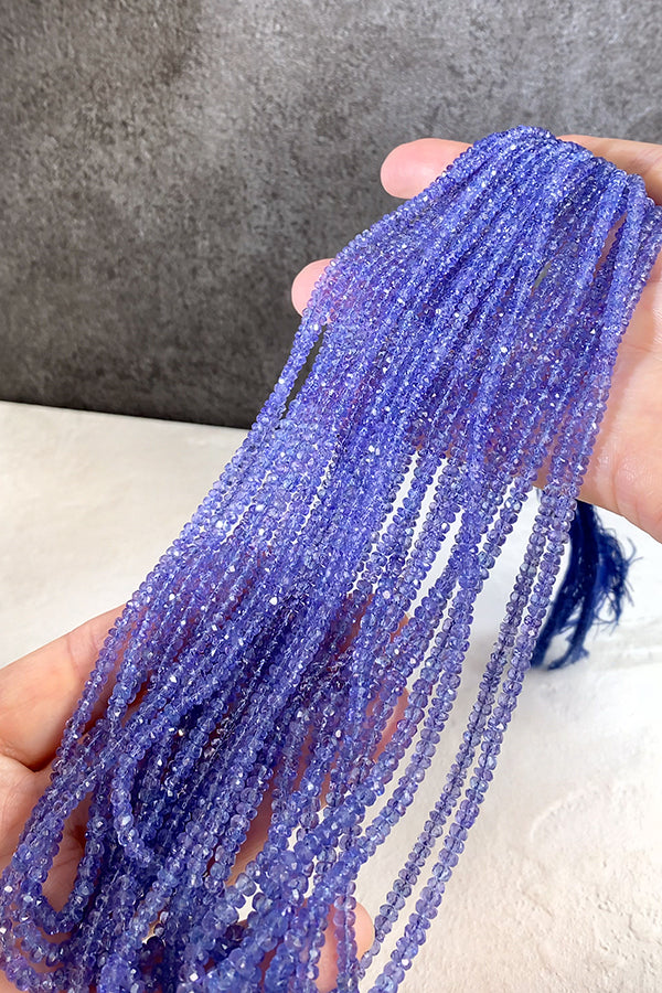 【天然石】 タンザナイト （ボタンカット） 大きさ　約1.3～2.5×2.8～4mm 穴径　約0.4～0.5mm