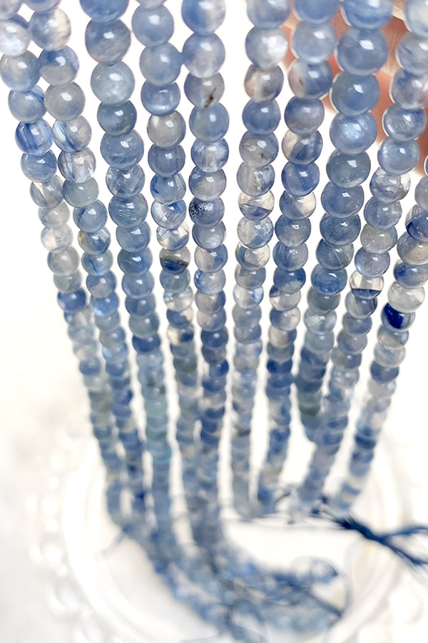 【天然石】 カイヤナイト （ラウンドプレーン） 大きさ　約4mm 穴径　約0.5～0.6mm