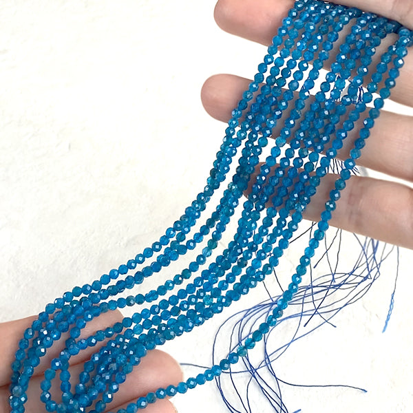 【天然石】アパタイト ネオンブルーアパタイト （ラウンドカット） 大きさ　約3.2～3.3mm 穴径　約0.5mm