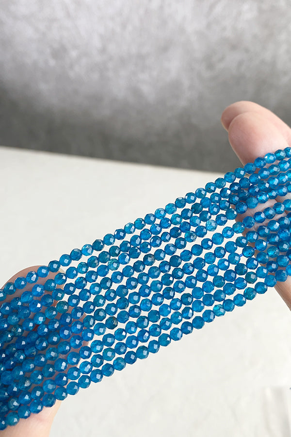 【天然石】アパタイト ネオンブルーアパタイト （ラウンドカット） 大きさ　約3.2～3.3mm 穴径　約0.5mm