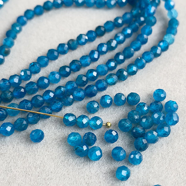 【天然石】アパタイト ネオンブルーアパタイト （ラウンドカット） 大きさ　約3.2～3.3mm 穴径　約0.5mm