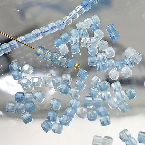 [Natural Stone] Aquamarine (Cube/Square) Size: Approx. 2-2.3mm Hole diameter: Approx. 0.4-0.5mm