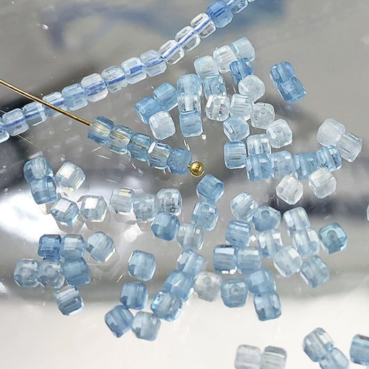 【天然石】 アクアマリン （キューブ　スクエア） 大きさ　約2～2.3mm 穴径　約0.4～0.5mm