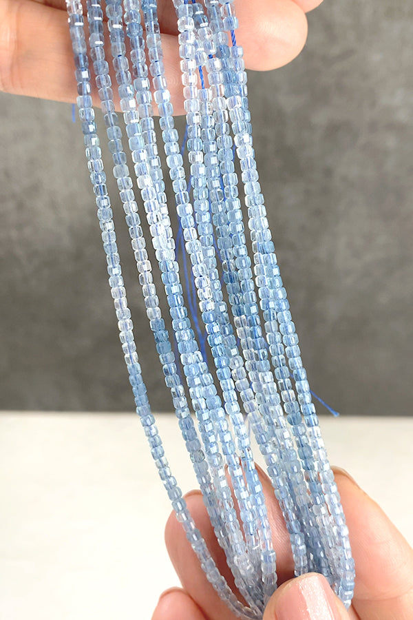 [Natural Stone] Aquamarine (Cube/Square) Size: Approx. 2-2.3mm Hole diameter: Approx. 0.4-0.5mm