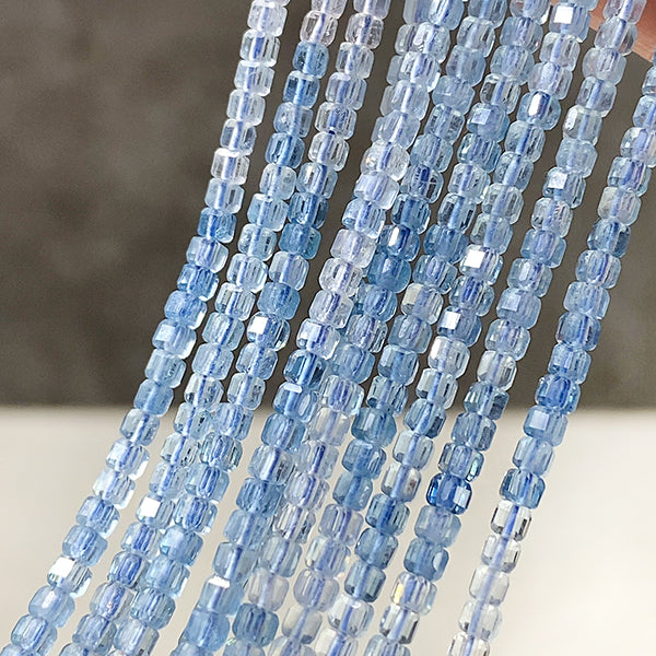 [Natural Stone] Aquamarine (Cube/Square) Size: Approx. 2-2.3mm Hole diameter: Approx. 0.4-0.5mm
