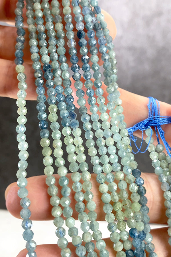 [Natural Stone] Kyanite (round cut) Size: approx. 3.5mm Hole size: approx. 0.4-0.5mm 1 strand: approx. 36cm, approx. 108 beads