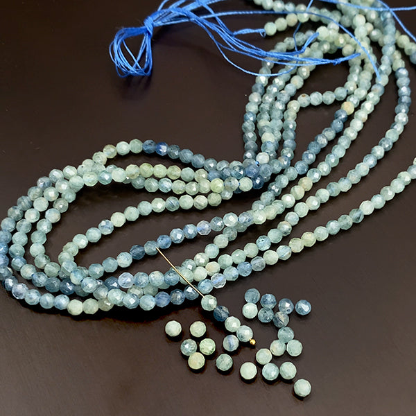 [Natural Stone] Kyanite (round cut) Size: approx. 3.5mm Hole size: approx. 0.4-0.5mm 1 strand: approx. 36cm, approx. 108 beads