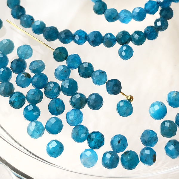 【天然石】 ブルーアパタイト ネオンブルーアパタイト （ラウンドカット） 大きさ　約3.5～3.6×3.5～3.6mm 穴径　約0.4～0.5mm