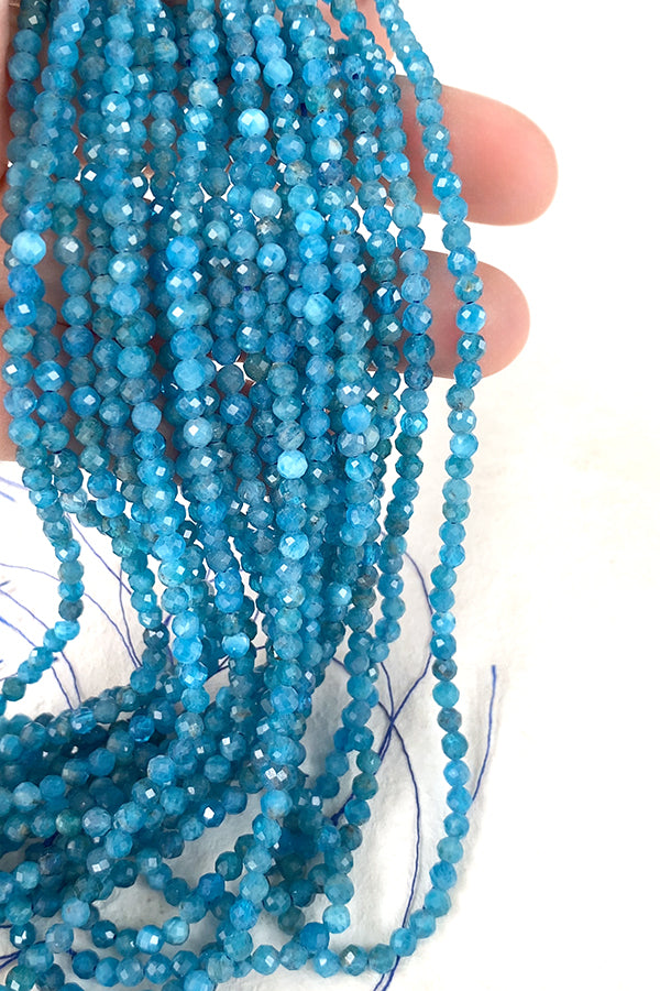 【天然石】 ブルーアパタイト ネオンブルーアパタイト （ラウンドカット） 大きさ　約3.5～3.6×3.5～3.6mm 穴径　約0.4～0.5mm