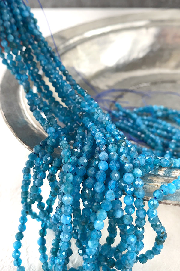 【天然石】 ブルーアパタイト ネオンブルーアパタイト （ラウンドカット） 大きさ　約3.5～3.6×3.5～3.6mm 穴径　約0.4～0.5mm