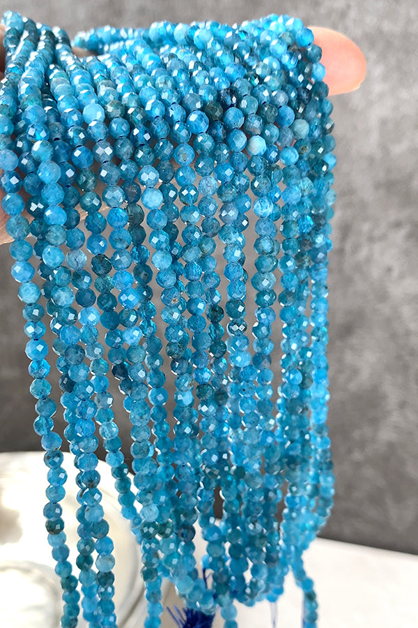 【天然石】 ブルーアパタイト ネオンブルーアパタイト （ラウンドカット） 大きさ　約3.5～3.6×3.5～3.6mm 穴径　約0.4～0.5mm