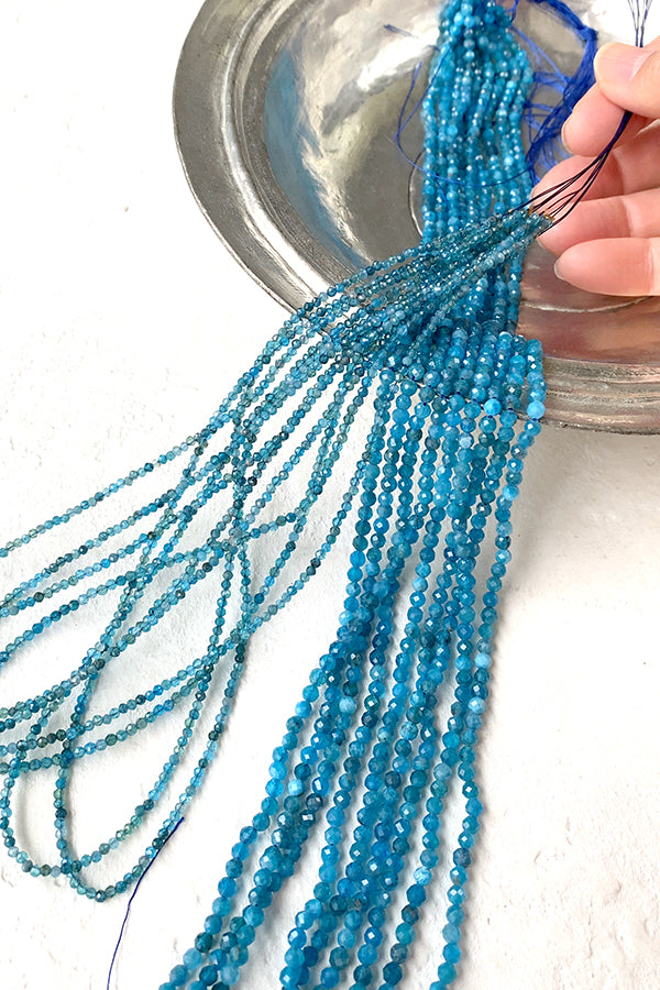 【天然石】 ブルーアパタイト ネオンブルーアパタイト （ラウンドカット） 大きさ　約3.5～3.6×3.5～3.6mm 穴径　約0.4～0.5mm