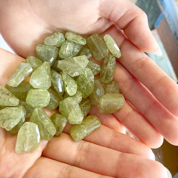 [Natural Stone] Grossular Garnet (Tumble Cut) Size approx. 9-16 x 15-20mm Hole diameter approx. 0.5-0.6mm 5 pieces