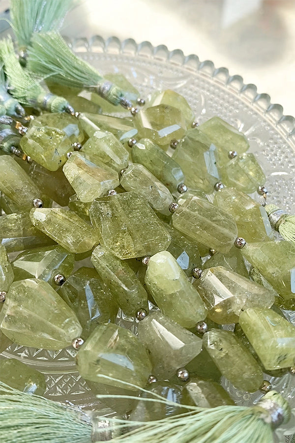 [Natural Stone] Grossular Garnet (Tumble Cut) Size approx. 9-16 x 15-20mm Hole diameter approx. 0.5-0.6mm 5 pieces