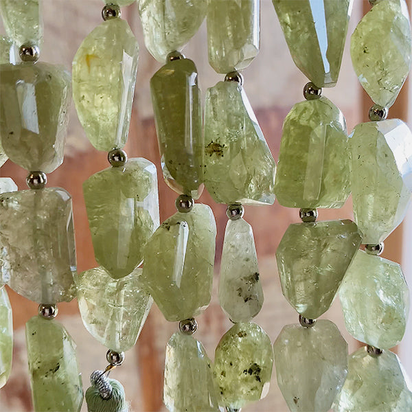 [Natural Stone] Grossular Garnet (Tumble Cut) Size approx. 9-16 x 15-20mm Hole diameter approx. 0.5-0.6mm 5 pieces