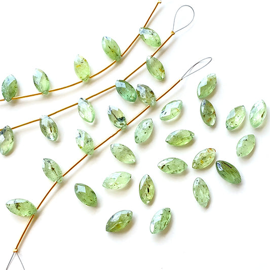 Natural stone Green Kyanite (flat marquise cut) Size: approx. 6-6.5 x 12-12.5 mm Hole diameter: approx. 0.4-0.5 mm 5 pieces