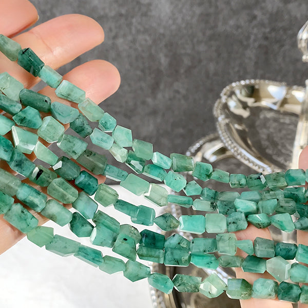 [Natural Stone] Emerald (Tumble Cut) Size: Approx. 6-9 x 5-6mm Hole Diameter: Approx. 0.4-0.5mm