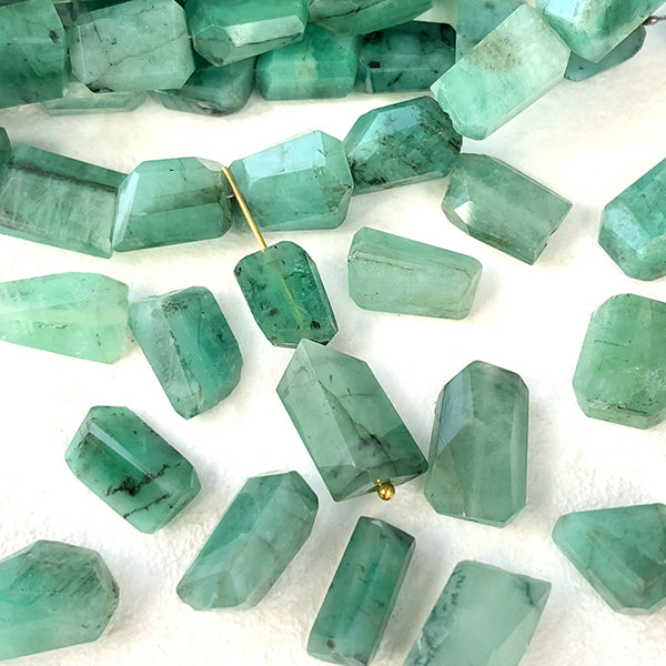 [Natural Stone] Emerald (Tumble Cut) Size: Approx. 6-9 x 5-6mm Hole Diameter: Approx. 0.4-0.5mm