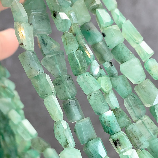 【天然石】エメラルド （タンブルカット） 大きさ　約6～9×5～6mm 穴径　約0.4～0.5mm