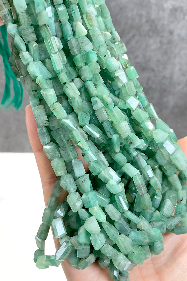 [Natural Stone] Emerald (Tumble Cut) Size: Approx. 6-9 x 5-6mm Hole Diameter: Approx. 0.4-0.5mm