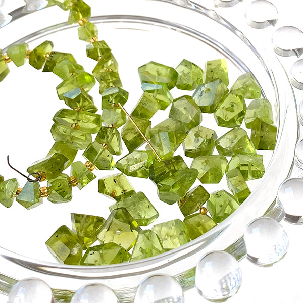 [Natural Stone] Peridot (Tumble Cut) Size: approx. 3-5.5 x 6-8mm Hole Diameter: approx. 0.4-0.5mm