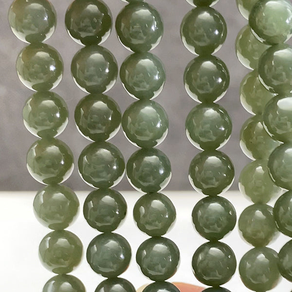 【天然石】 ネフライト （ラウンドプレーン） 大きさ　約8mm 穴径　約0.5～0.6mm