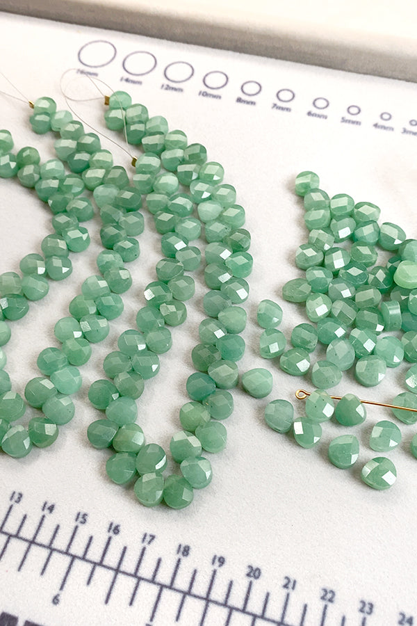 【天然石】 グリーンアベンチュリン （フラットマロンカット） 大きさ　約8.3×9.3mm 厚み　約5～5.5mm 穴径　約0.6～0.7mm