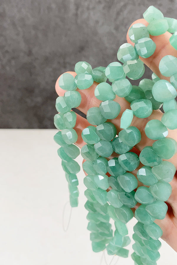 【天然石】 グリーンアベンチュリン （フラットマロンカット） 大きさ　約8.3×9.3mm 厚み　約5～5.5mm 穴径　約0.6～0.7mm