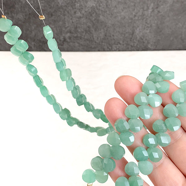 【天然石】 グリーンアベンチュリン （フラットマロンカット） 大きさ　約8.3×9.3mm 厚み　約5～5.5mm 穴径　約0.6～0.7mm