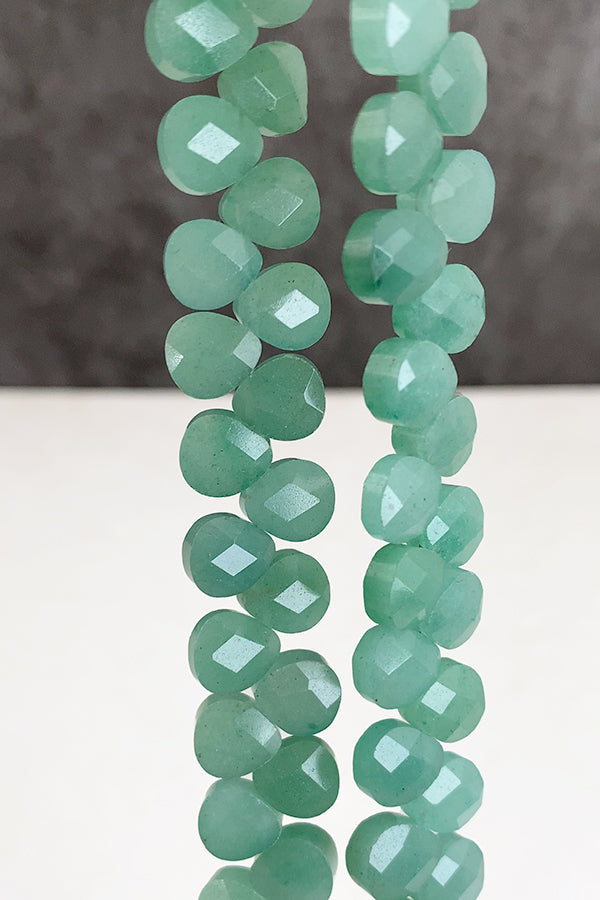 【天然石】 グリーンアベンチュリン （フラットマロンカット） 大きさ　約8.3×9.3mm 厚み　約5～5.5mm 穴径　約0.6～0.7mm