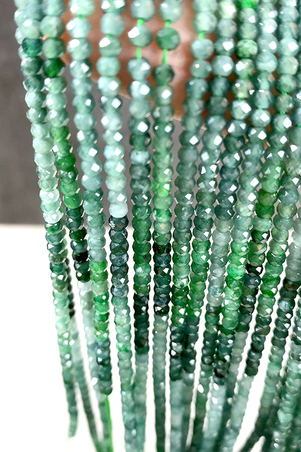 【天然石】 グアテマラジェイド （ボタンカット） 大きさ　約2×3mm 穴径　約0.5～0.6mm