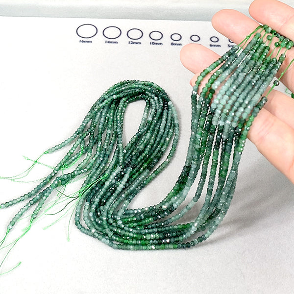 【天然石】 グアテマラジェイド （ボタンカット） 大きさ　約2×3mm 穴径　約0.5～0.6mm