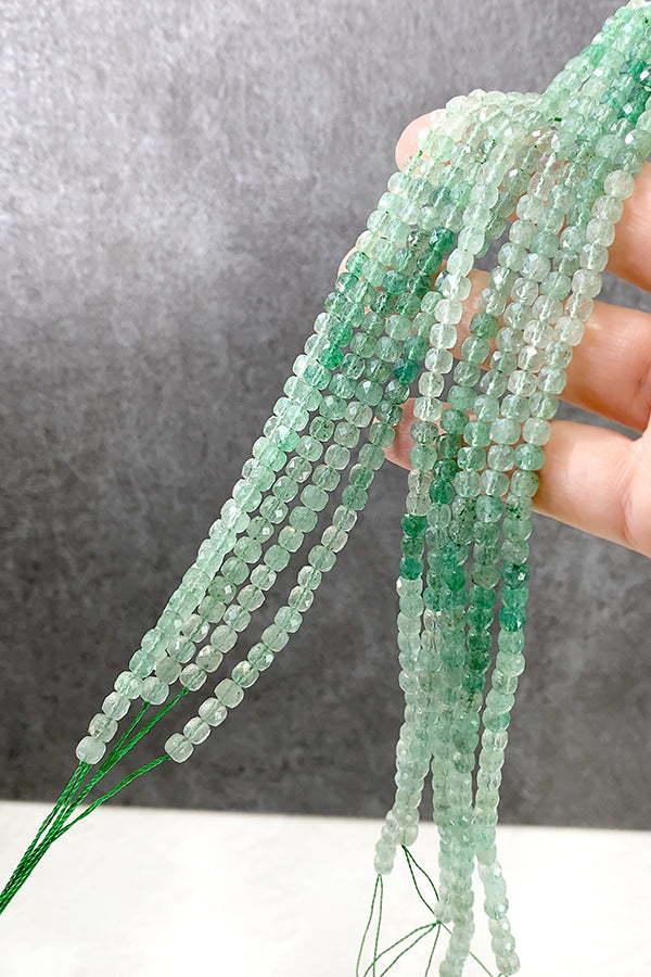 【Natural Stone】 Strawberry Quartz (Cube, Square) Green Size: Approx. 4-4.5mm Hole diameter: Approx. 0.5-0.6mm