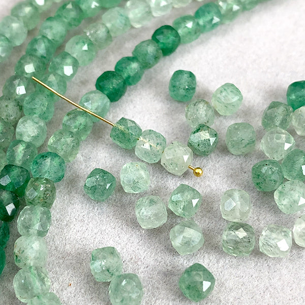 【Natural Stone】 Strawberry Quartz (Cube, Square) Green Size: Approx. 4-4.5mm Hole diameter: Approx. 0.5-0.6mm