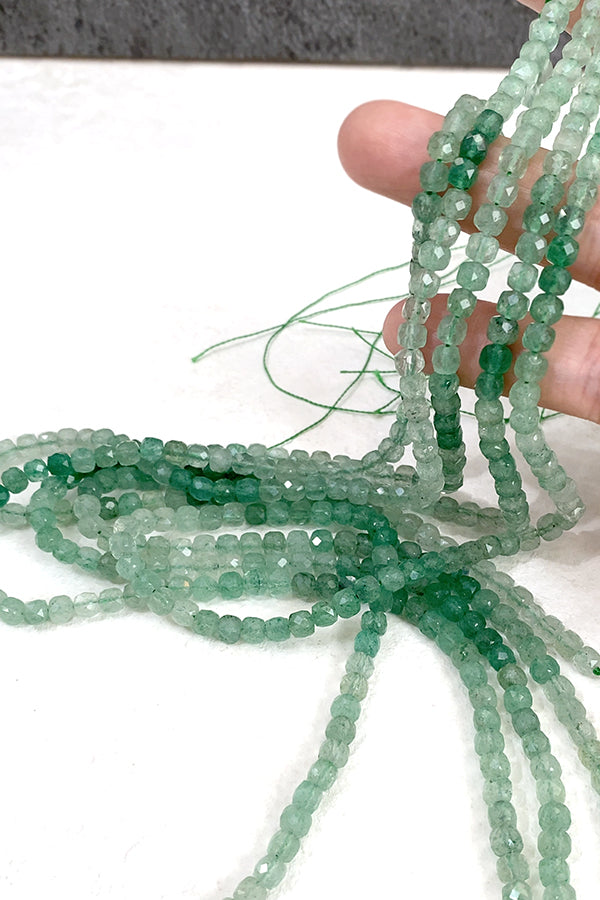 【Natural Stone】 Strawberry Quartz (Cube, Square) Green Size: Approx. 4-4.5mm Hole diameter: Approx. 0.5-0.6mm